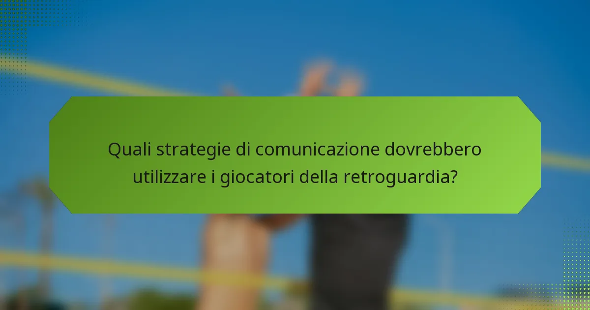 Quali strategie di comunicazione dovrebbero utilizzare i giocatori della retroguardia?